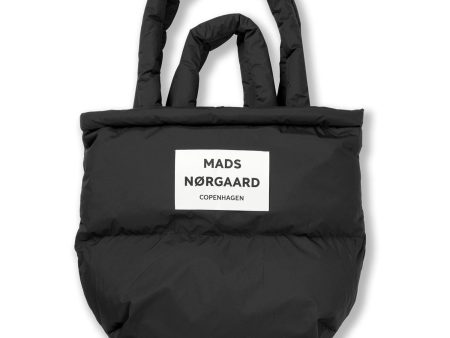 Mads Nørgaard Black Recycle Pillow Väska Supply